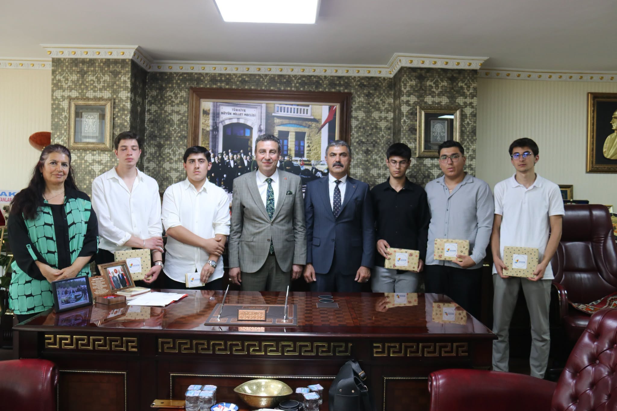 SESOB Başkanı'ndan başarılı meslek lisesi öğrencilerine ödül