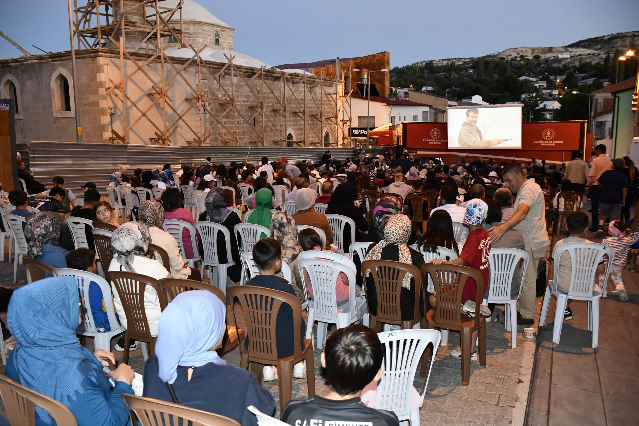Gezen Sinema Tırı ilçe halkına unutulmaz bir akşam yaşattı