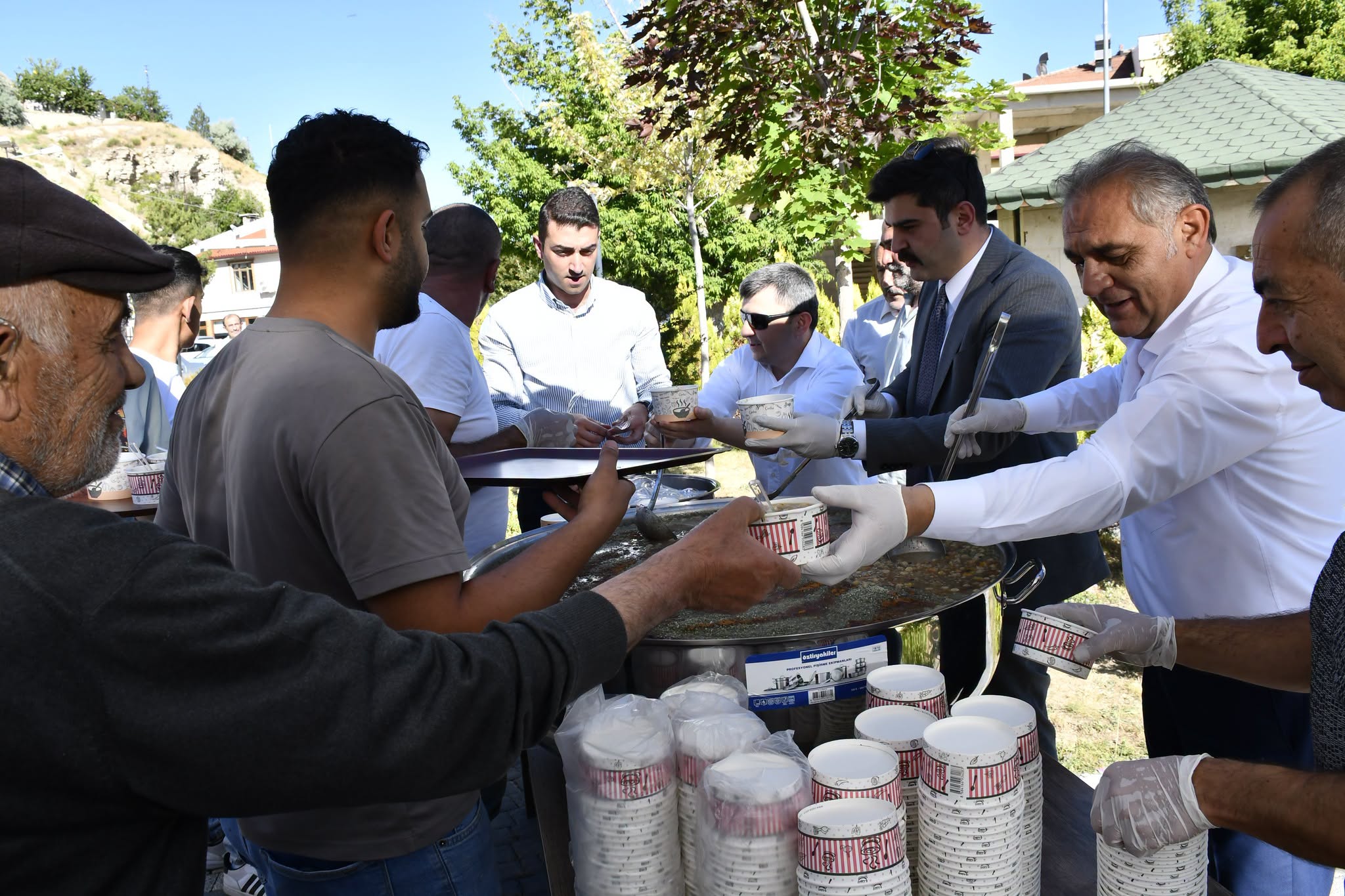 Gürün'de vatandaşlara 3 bin kişilik aşure ikram edildi