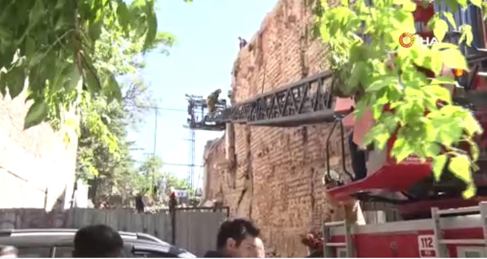 Yıkım sırasında 2 işçi göçük altında kaldı