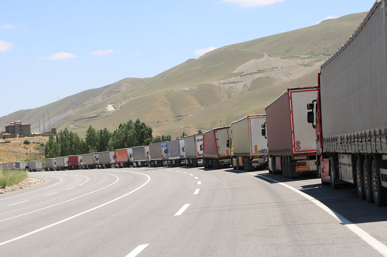 Türkiye-İran sınırında 12 kilometrelik TIR kuyruğu