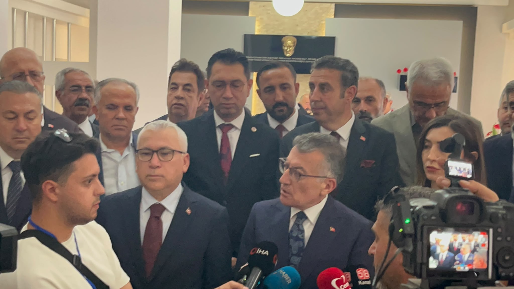 Sivas'ta Madımak'ta ölenler anısına karanfil bırakıldı.