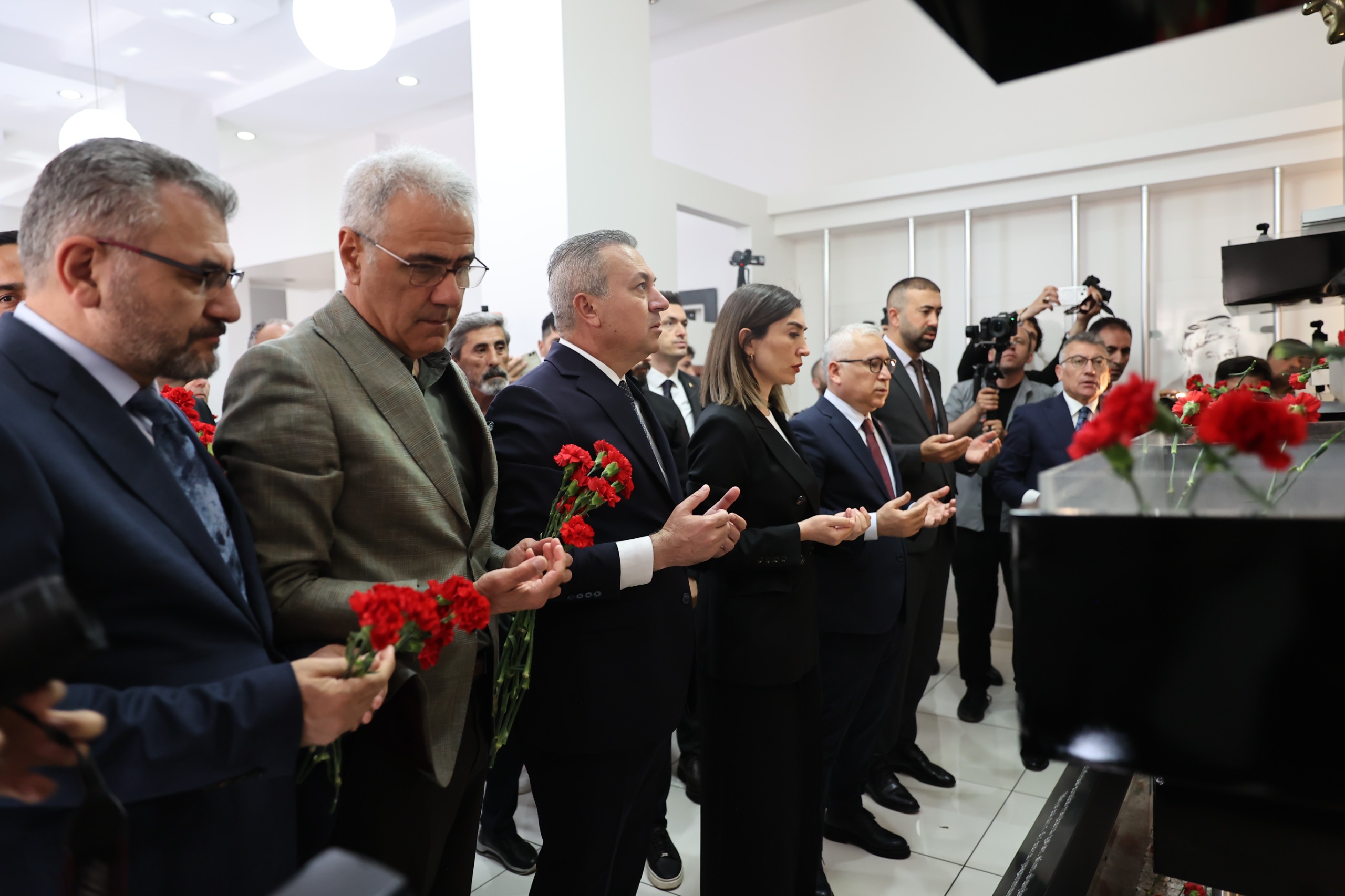 Sivas'ta Madımak'ta ölenler anısına karanfil bırakıldı