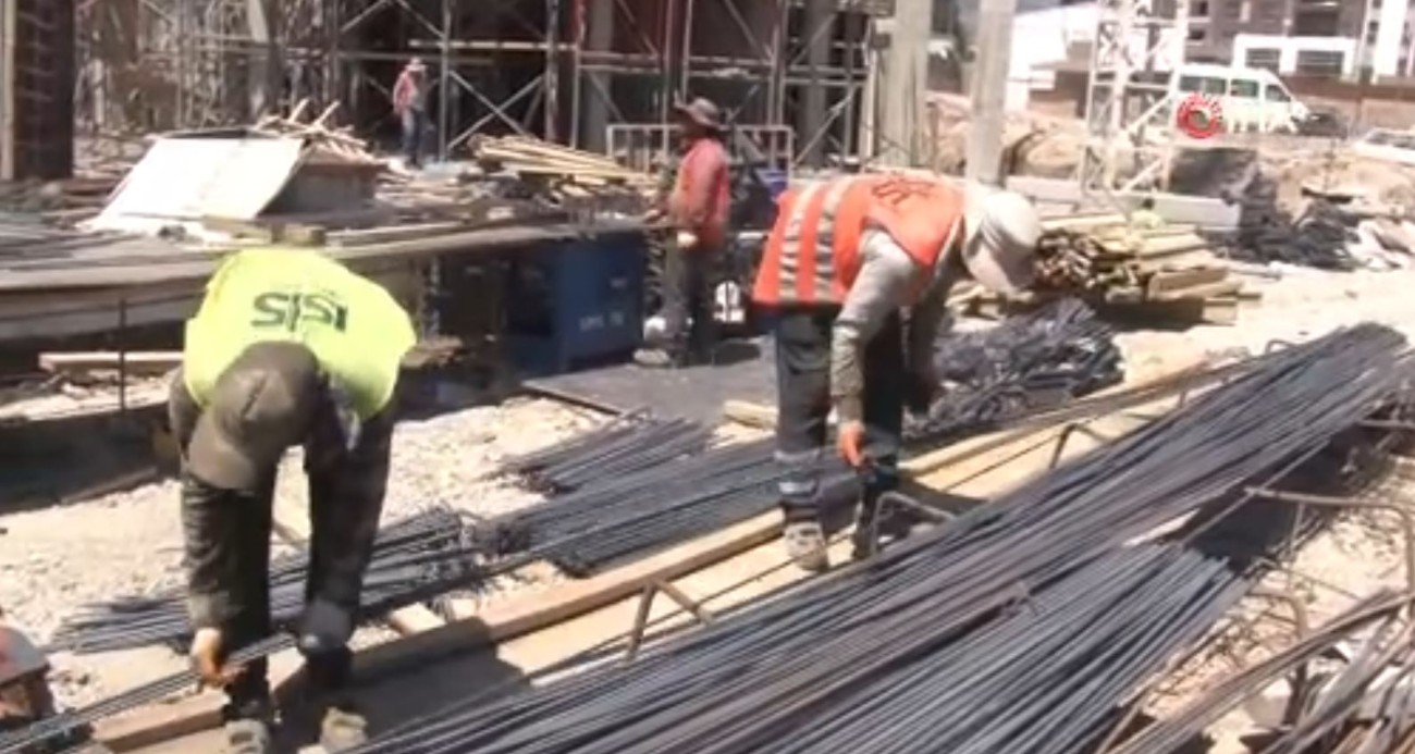 Deprem kentini kavurucu sıcaklara rağmen yeniden inşa ediyorlar