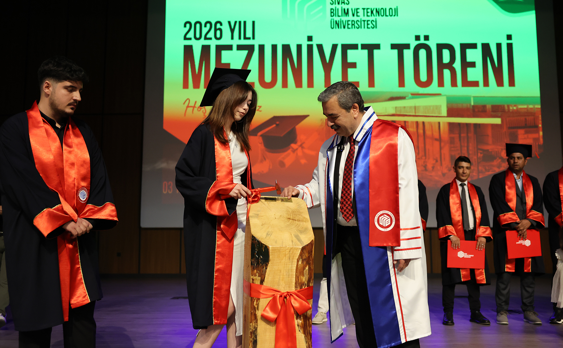 SBTÜ’de tarihi gün: İlk mezunlar keplerini fırlattı