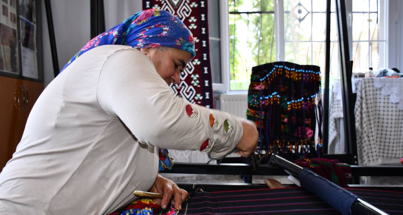 Cefakar anne, heybe yaparak dört çocuk okuttu