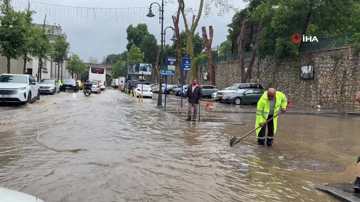 Çırağan Caddesi göle döndü: Sürücüler zor anlar yaşadı
