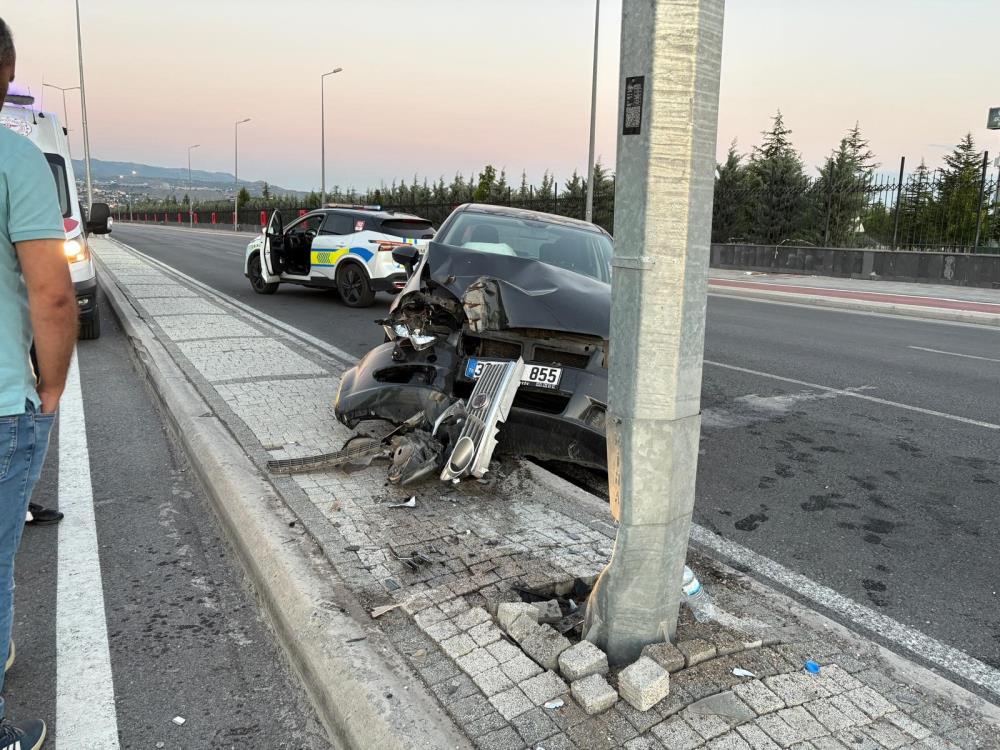 Kontrolden çıkan otomobil aydınlatma direğine çarptı