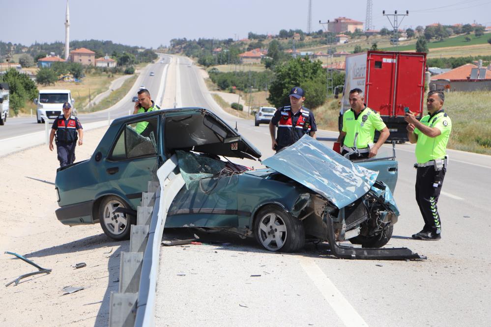 Bariyerlere saplanan otomobil hurdaya döndü