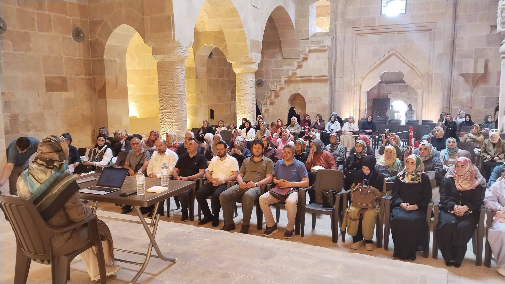 Divriği Ulu Cami’de anlamlı sempozyum: Prof. Dr. Huriye Martı "Muhaddisât"ı anlattı