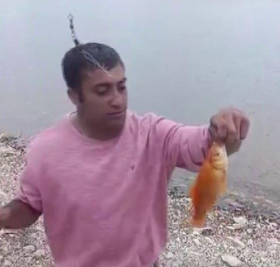 Altın balığı tuttum diye sevindi gerçek başka çıktı