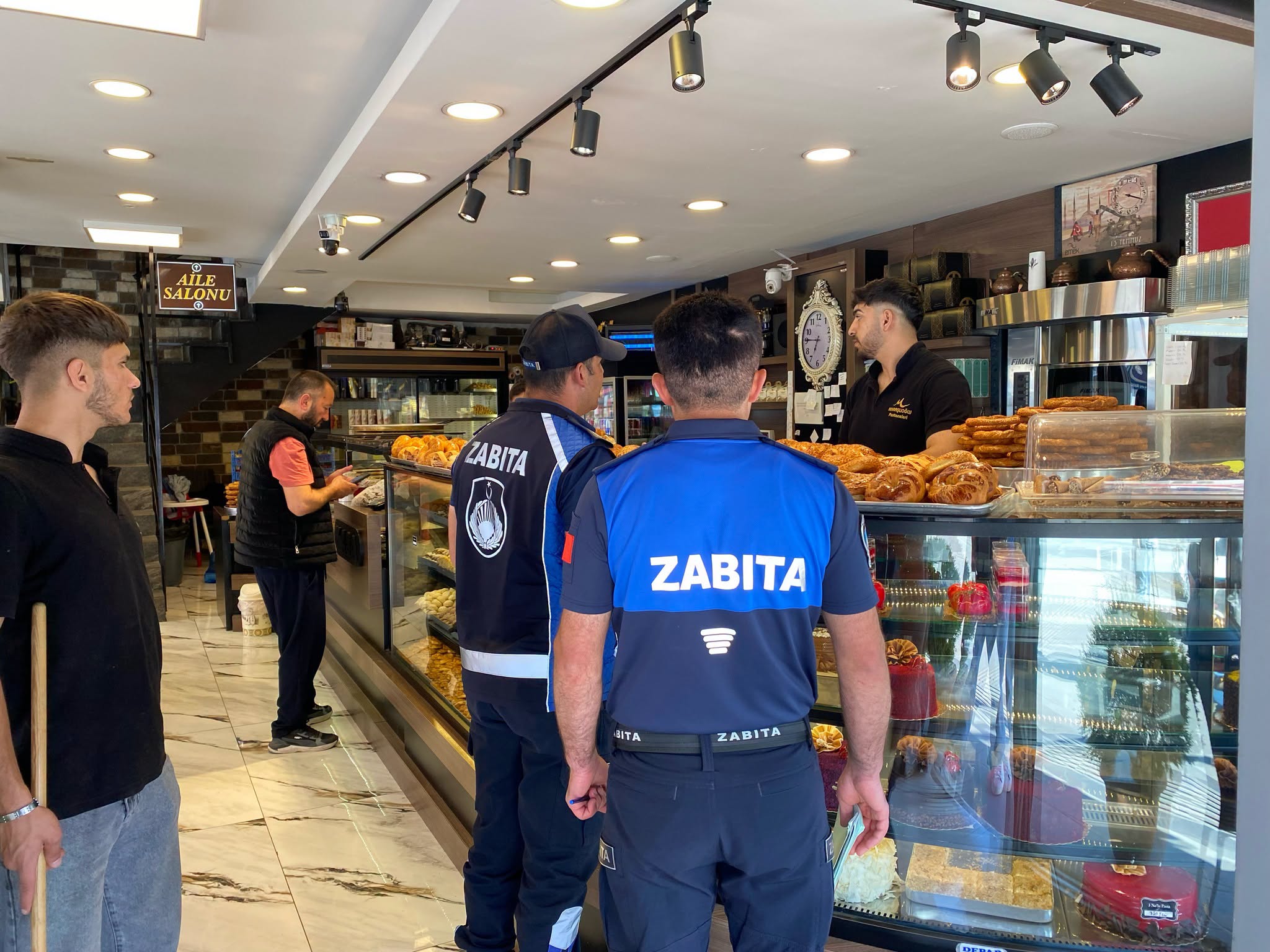 Esnafla el sıkışıldı, kaldırımlar yayalara açıldı!