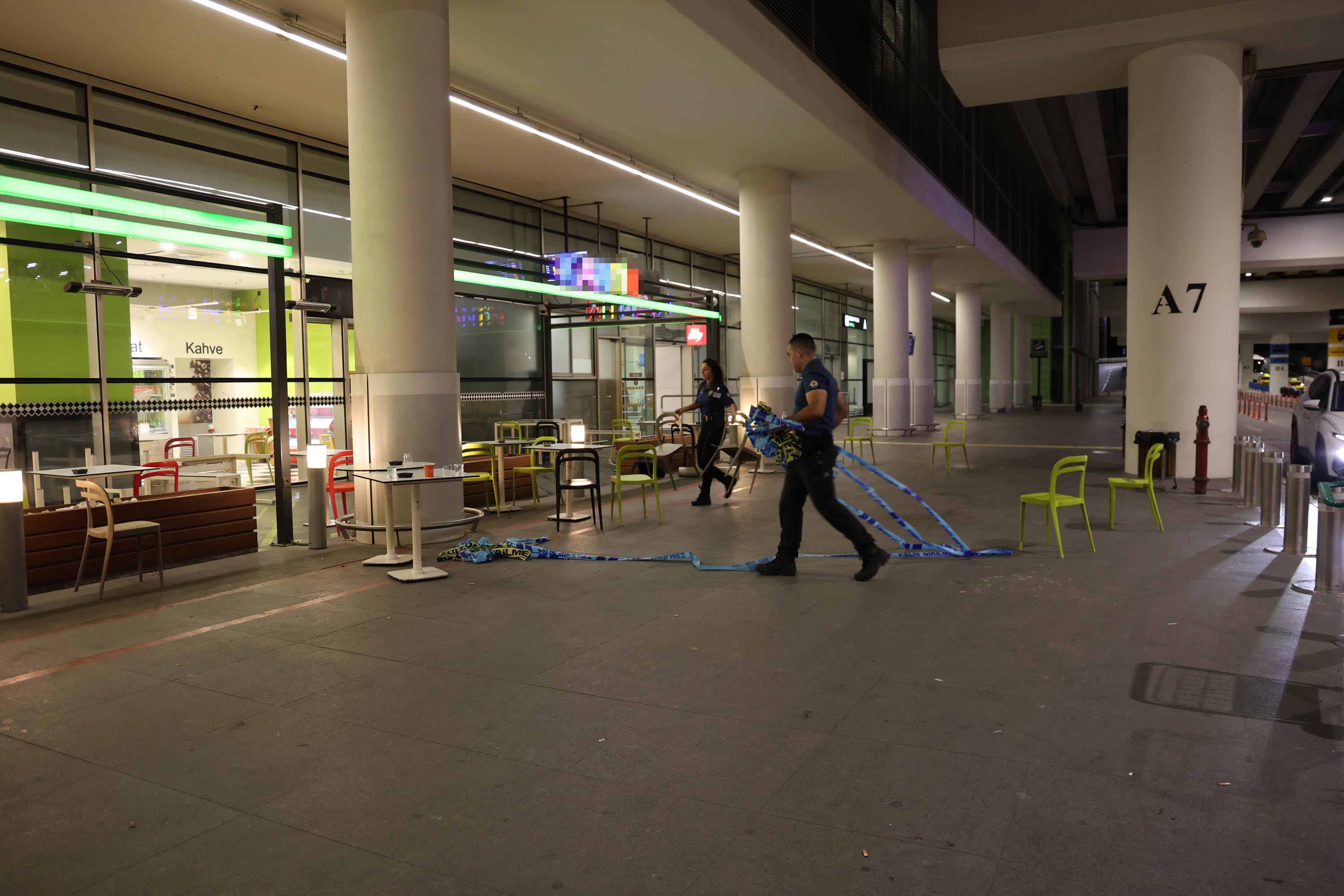 Havalimanında polise bıçaklı saldırı; 4 yaralı