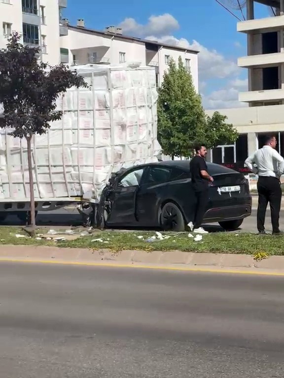 Sivas'ta dorseye çarpan Tesla hurdaya döndü: 1 yaralı