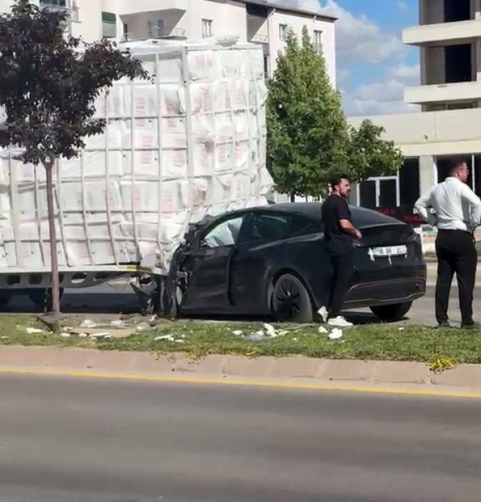 Sivas'ta dorseye çarpan Tesla hurdaya döndü: 1 yaralı