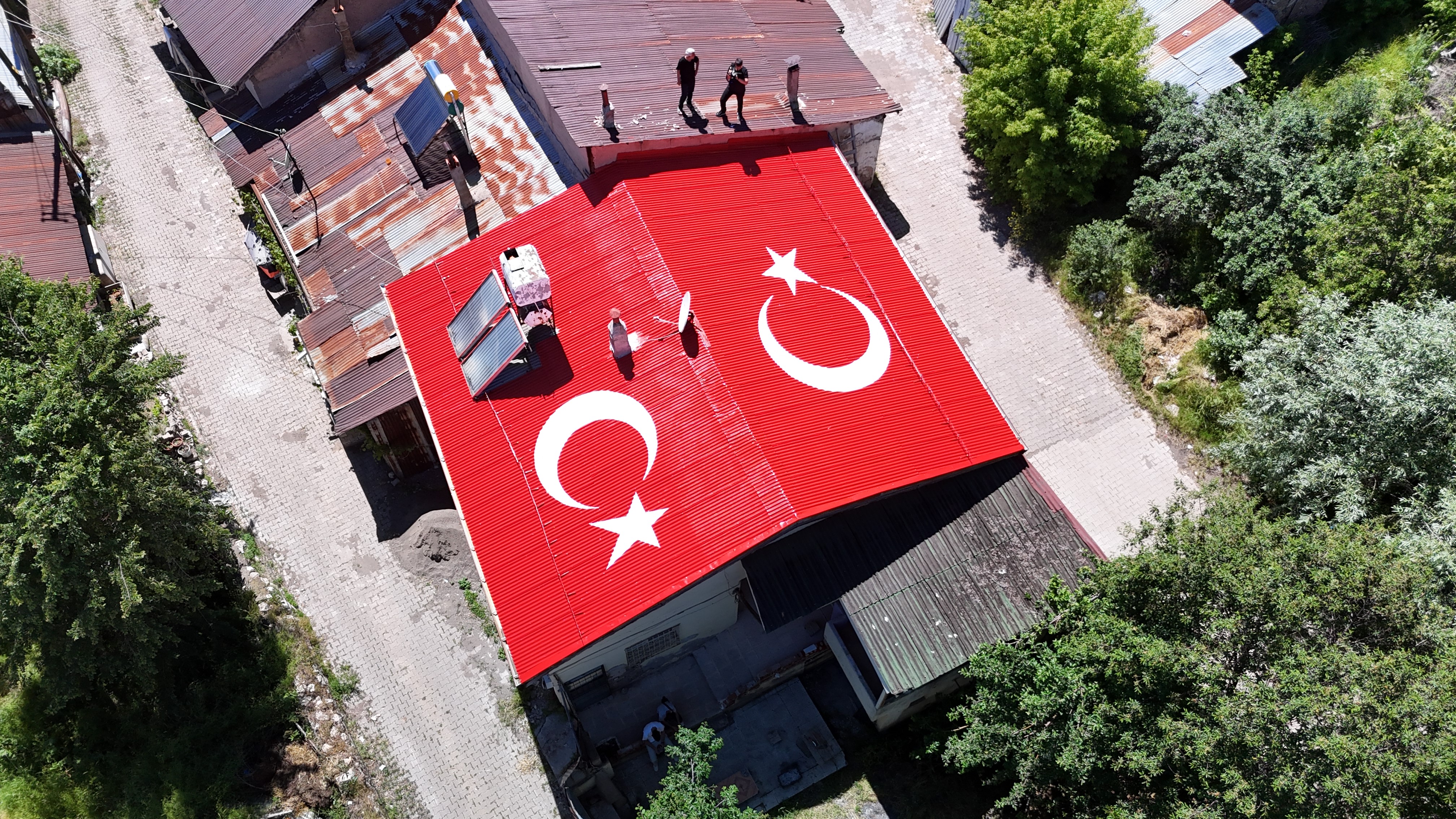 Çatıyı ay-yıldızla kapladı, görenlerin beğenisini topladı