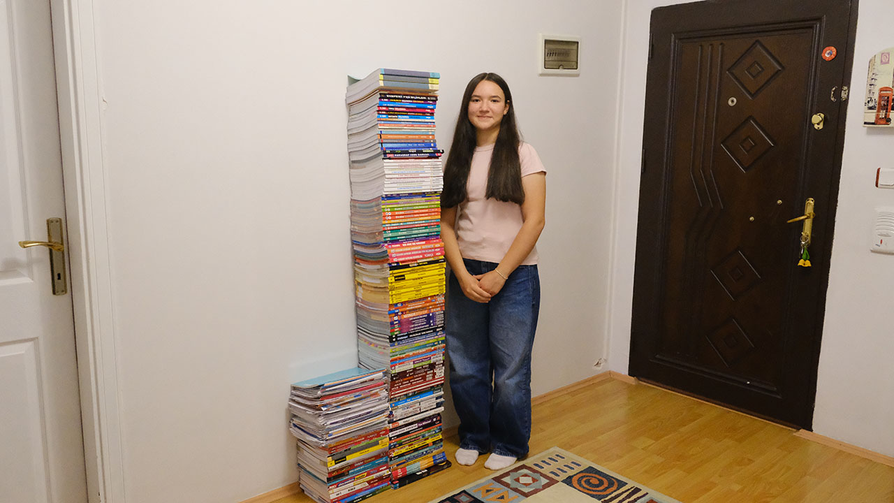 Çalıştığı kitaplar boyunu aşan Sivaslı İpek, LGS Türkiye birincisi oldu