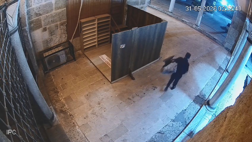 Camideki halıyı çalan şüpheli tutuklandı