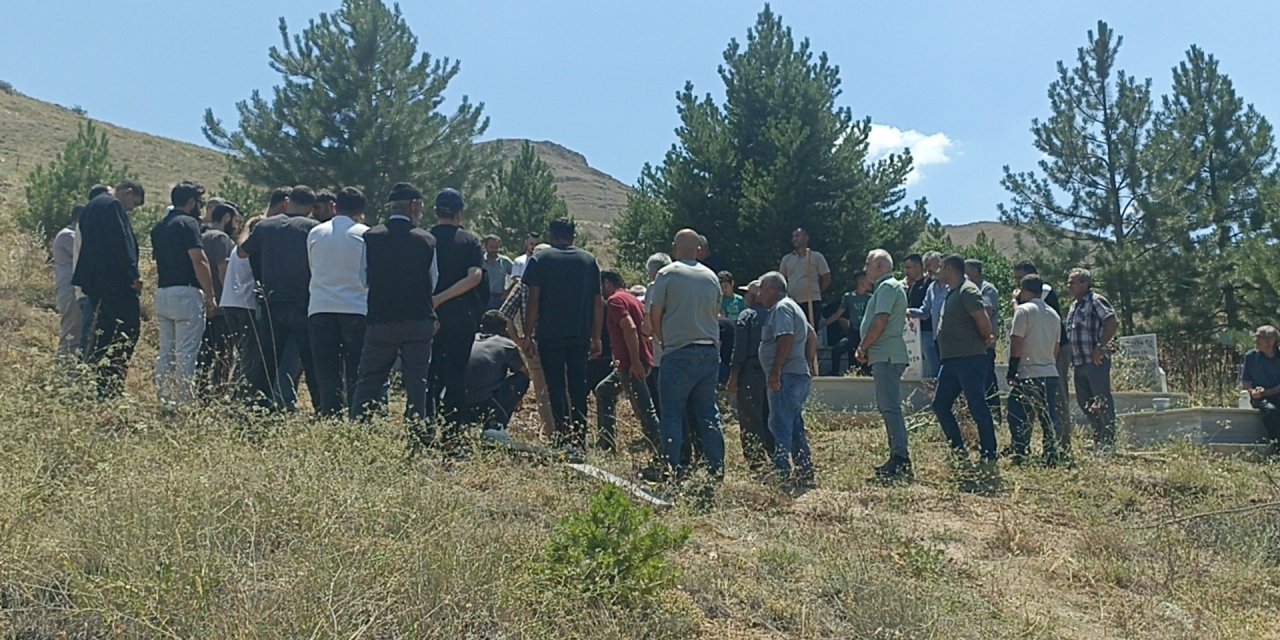 Malatya'da ölü bulunan Sivaslı fotoğrafçı toprağa verildi