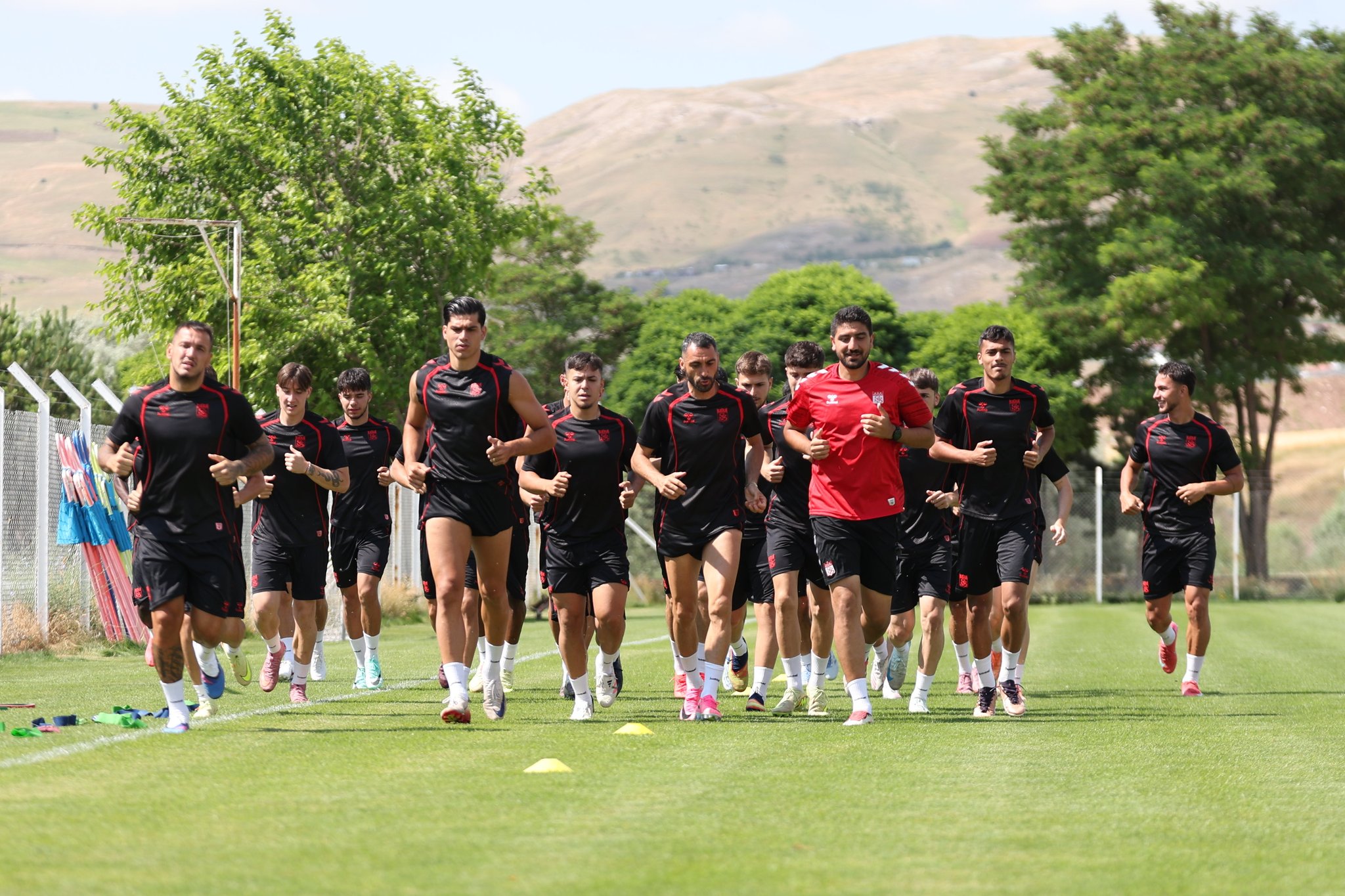 Sivasspor, çift idmanla yeni sezona hazırlanıyor