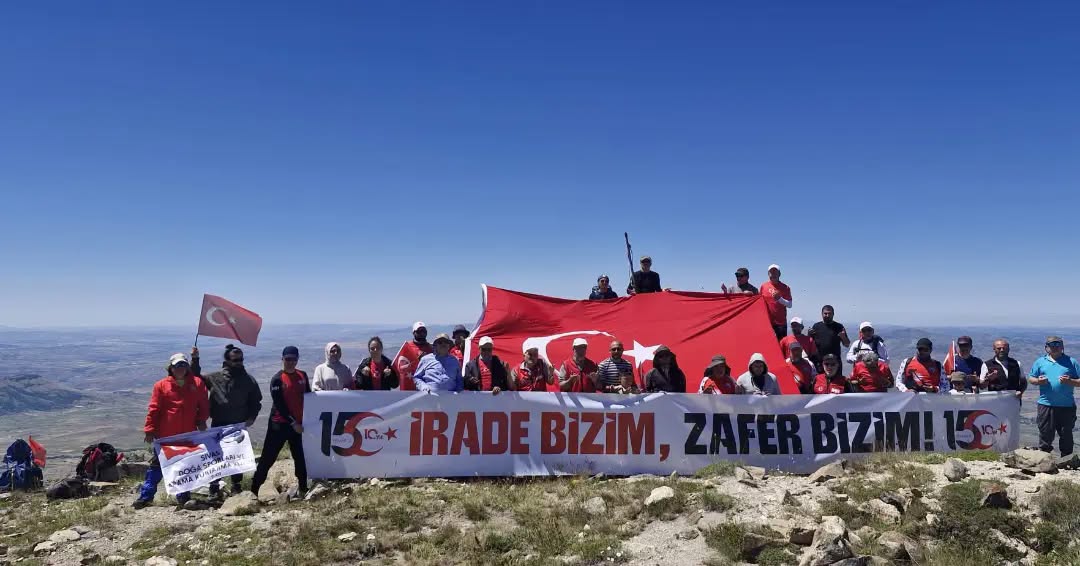 15 Temmuz için zirveye tırmandılar