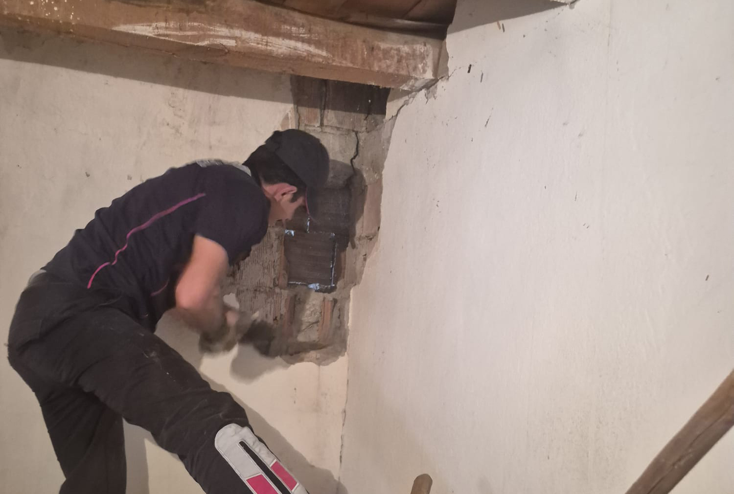 Sivas'ta duvar arasına sıkışan iki köpek yavrusu kurtarıldı