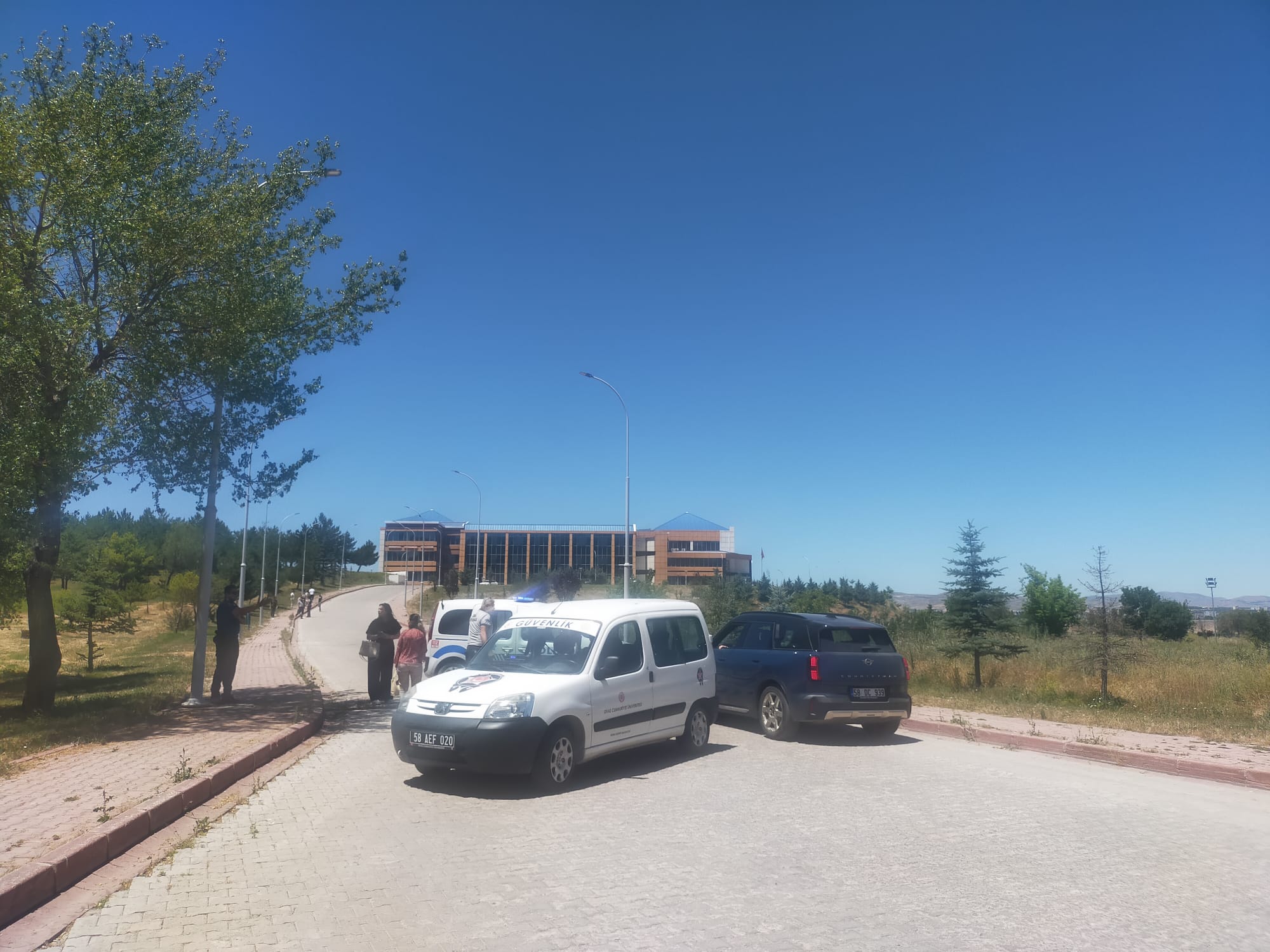 Maaş alamayan öğretmenler ve isyan eden veliler kampüsü hareketlendirdi: Rektörlük yolunu kapattılar