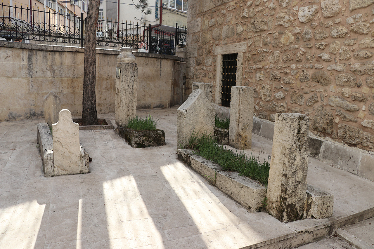 Birçok kişi bilmiyor: Ünlü şairin mezarı Sivas'ta