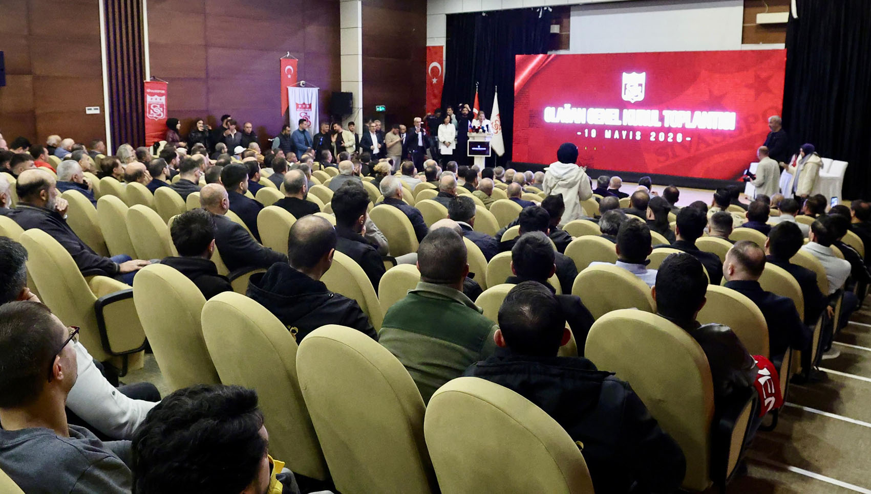 Sivasspor’da tarihi seçim!
