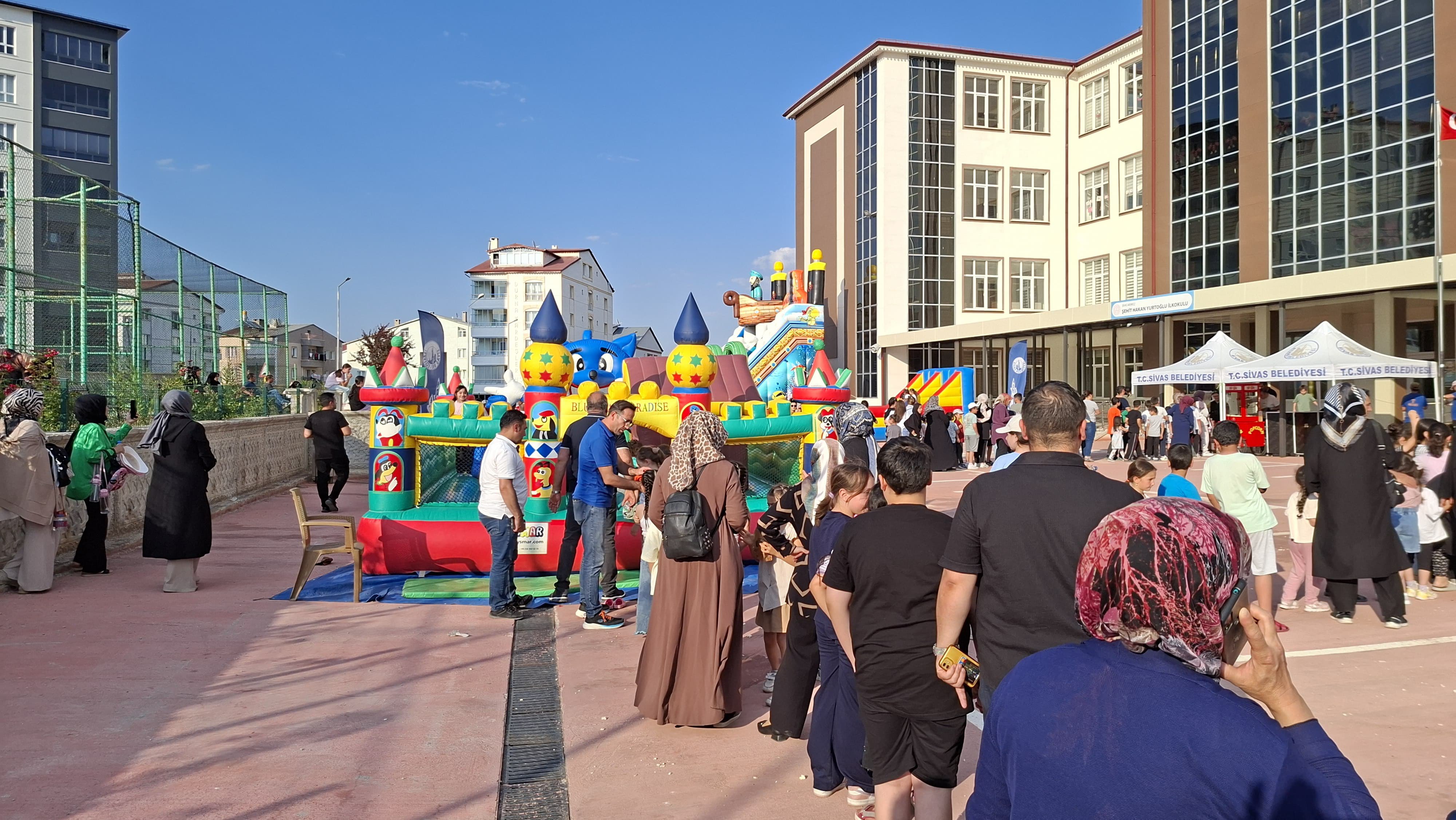 Sivas'ta okul bahçesi dev oyun parkına döndü