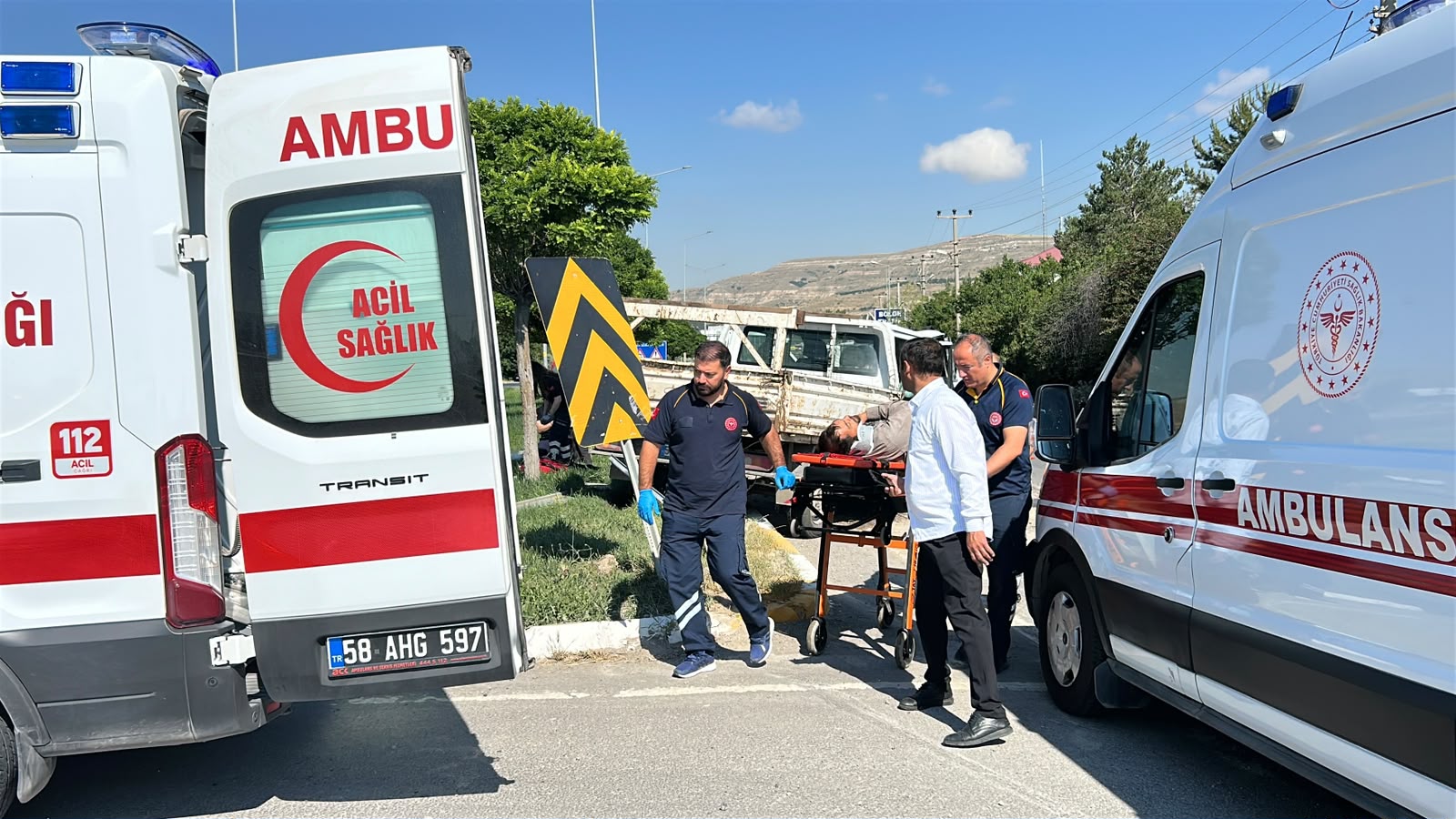 Son dakika: İki kamyonet çarpıştı, 5 yaralı