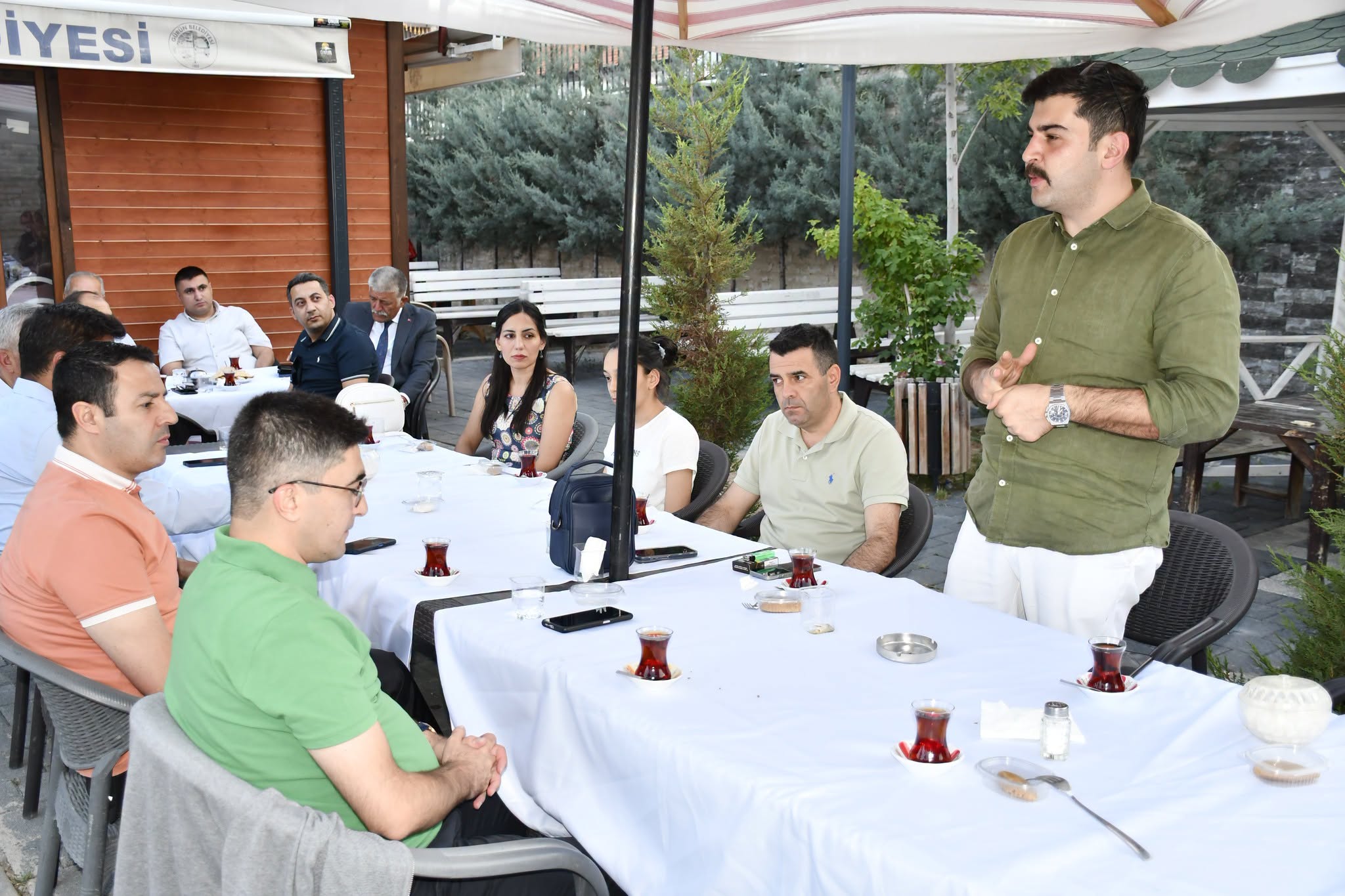 Tayini çıkan bürokratlar onuruna veda yemeği düzenlendi!