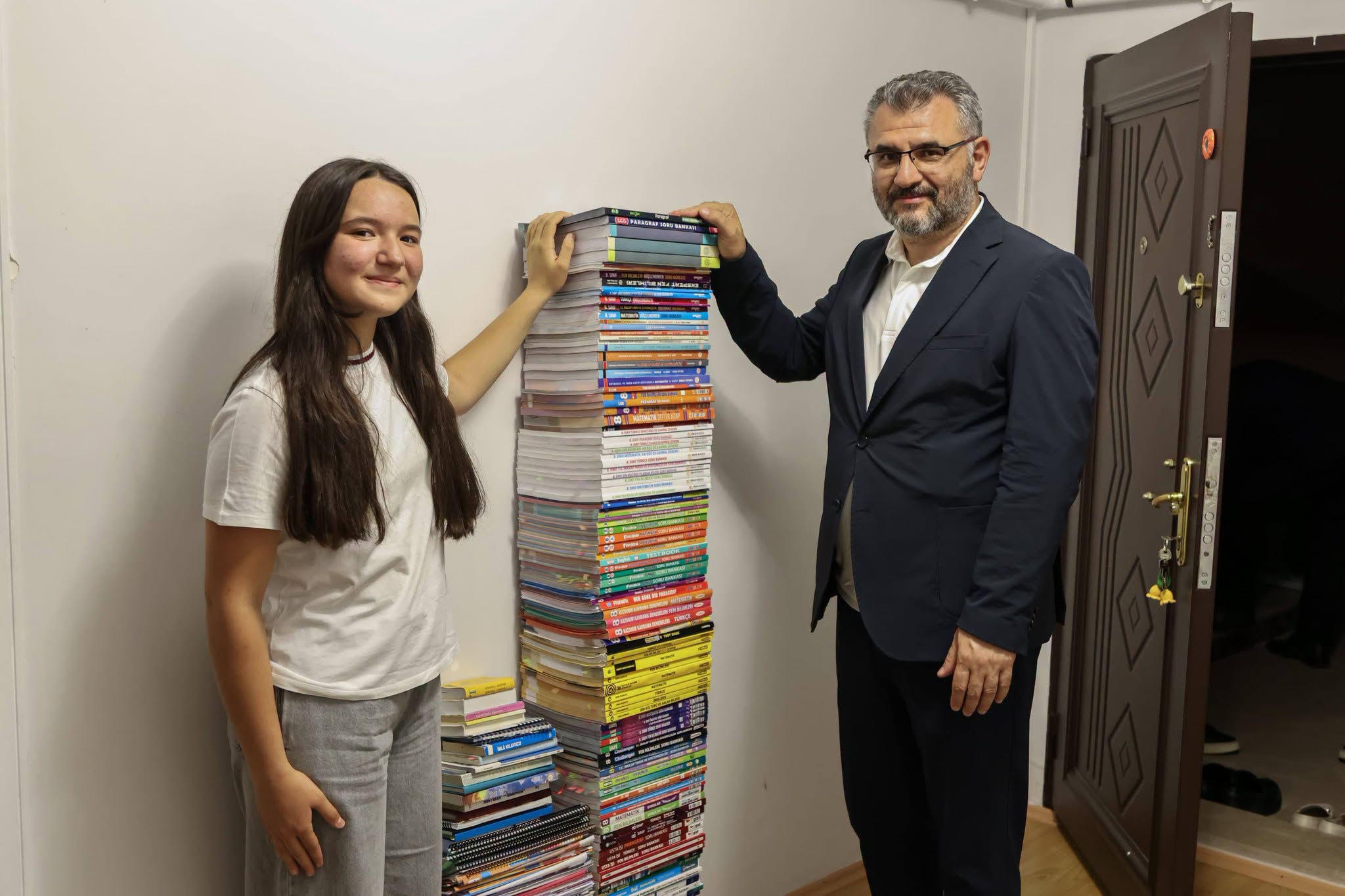 LGS şampiyonuna AK Parti'den evinde sürpriz ziyaret