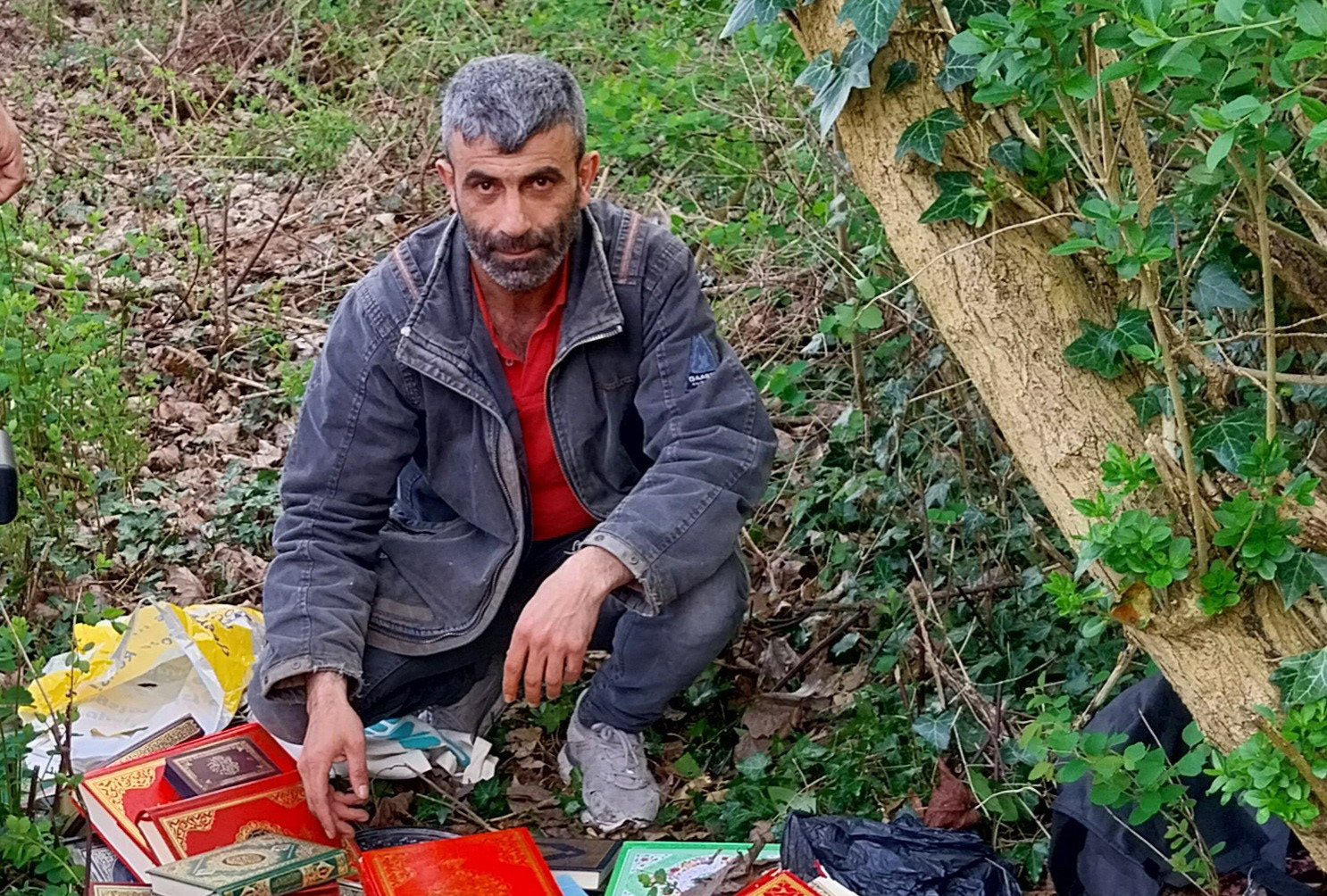 Hollanda'da yaşayan gurbetçi bulduğu Kur'an-ı Kerimleri Müslüman ailelere dağıttı