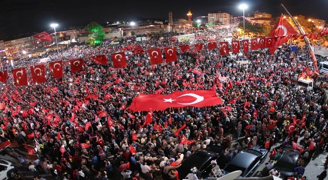 Sivas dün eğilmedi, bugün de eğilmez!