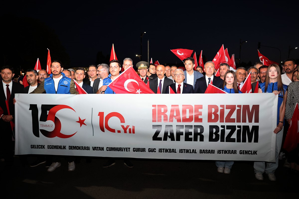 Sivas'ta demokrasi nöbetinde binler buluştu