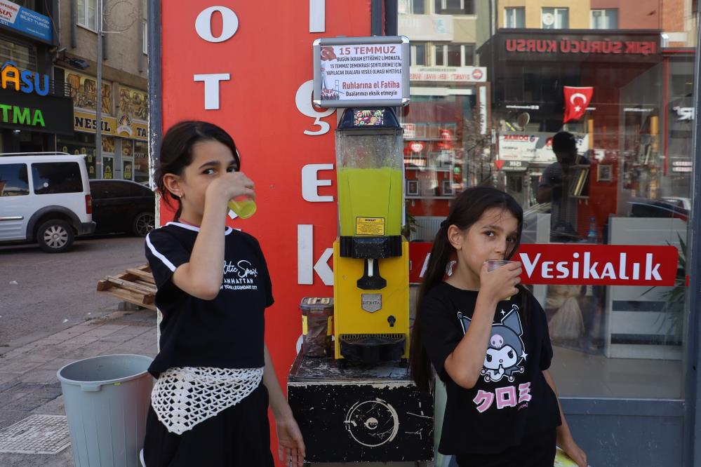 Şehitler hayrına ücretsiz limonata dağıttı