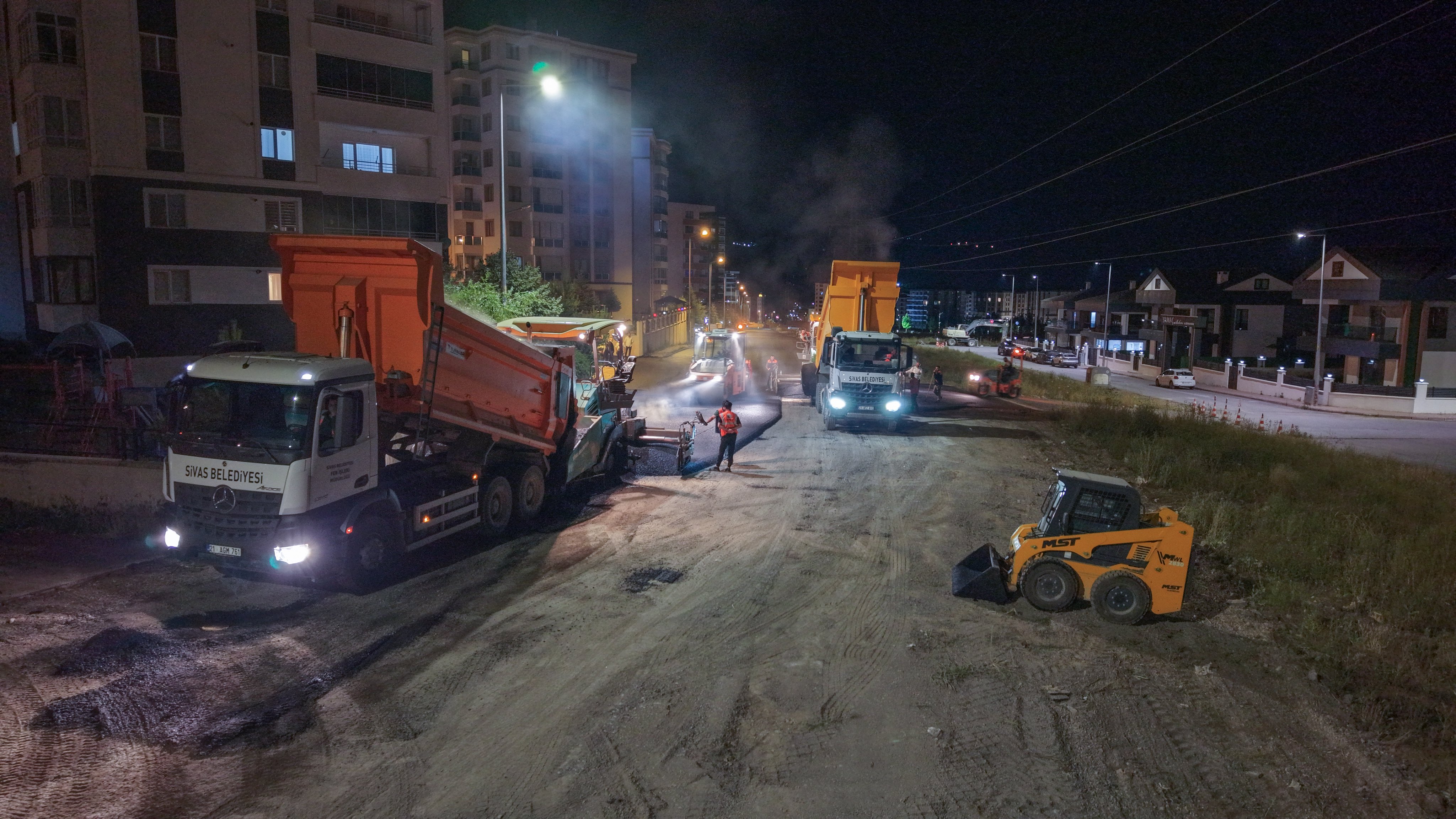 Sivas'ta yol seferberliği gece de sürüyor
