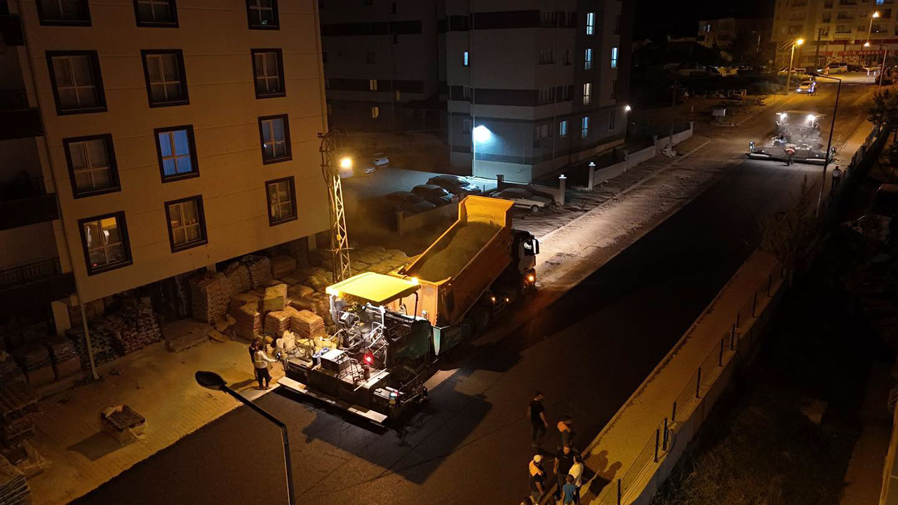 Sivas Belediyesinden gece yarısı asfalt çalışması
