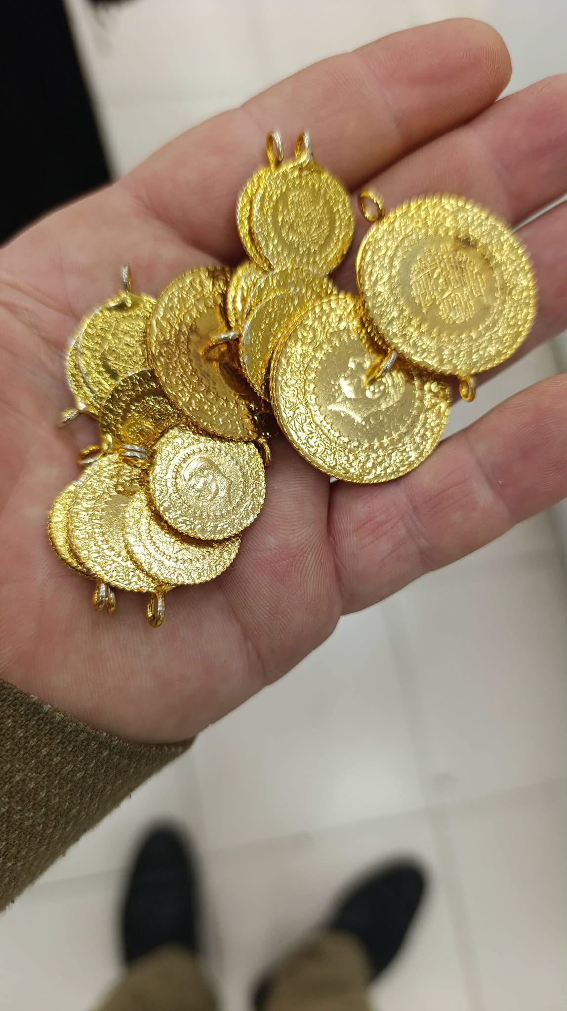 Bağışlanan kıyafetlerden 23 altın ile 6 bin 500 lira çıktı