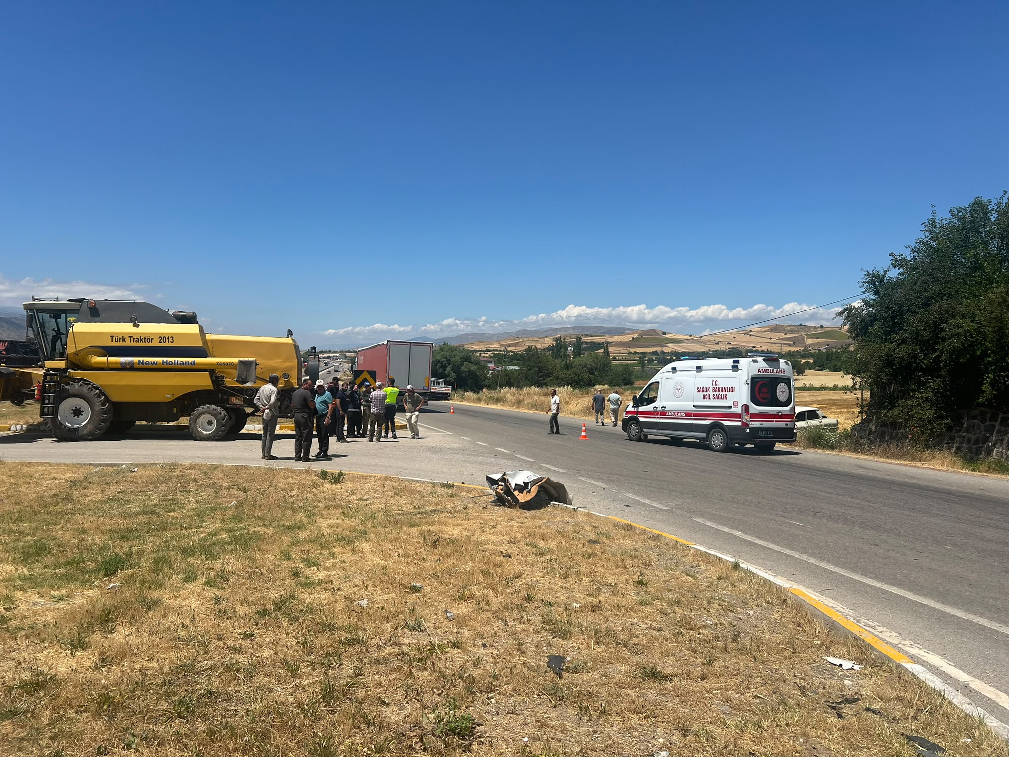 Sivas'ta biçerdöverle çarpışan otomobildeki 3 kişi yaralandı