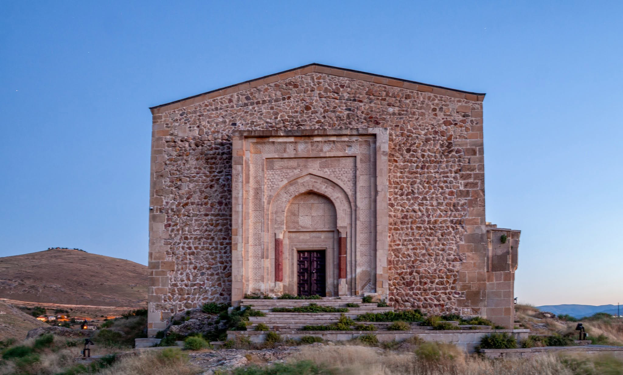 Uçurumun kenarında 846 yıldır ayakta: Divriği Kale Camii yeniden ibadete açılacağı günü bekliyor!