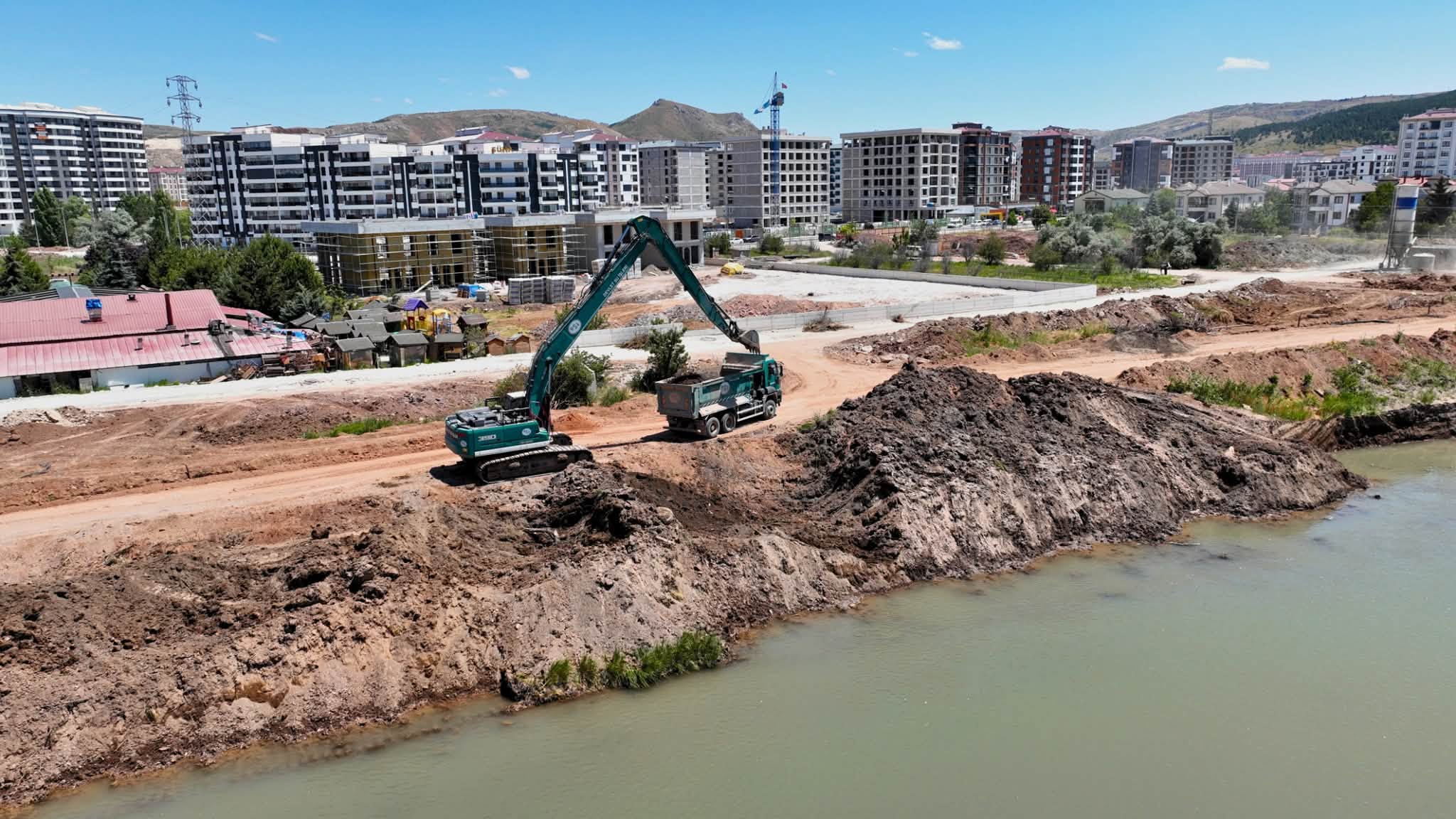 DSİ iş makineleriyle Eğriköprü mevkisinde sahaya indi!