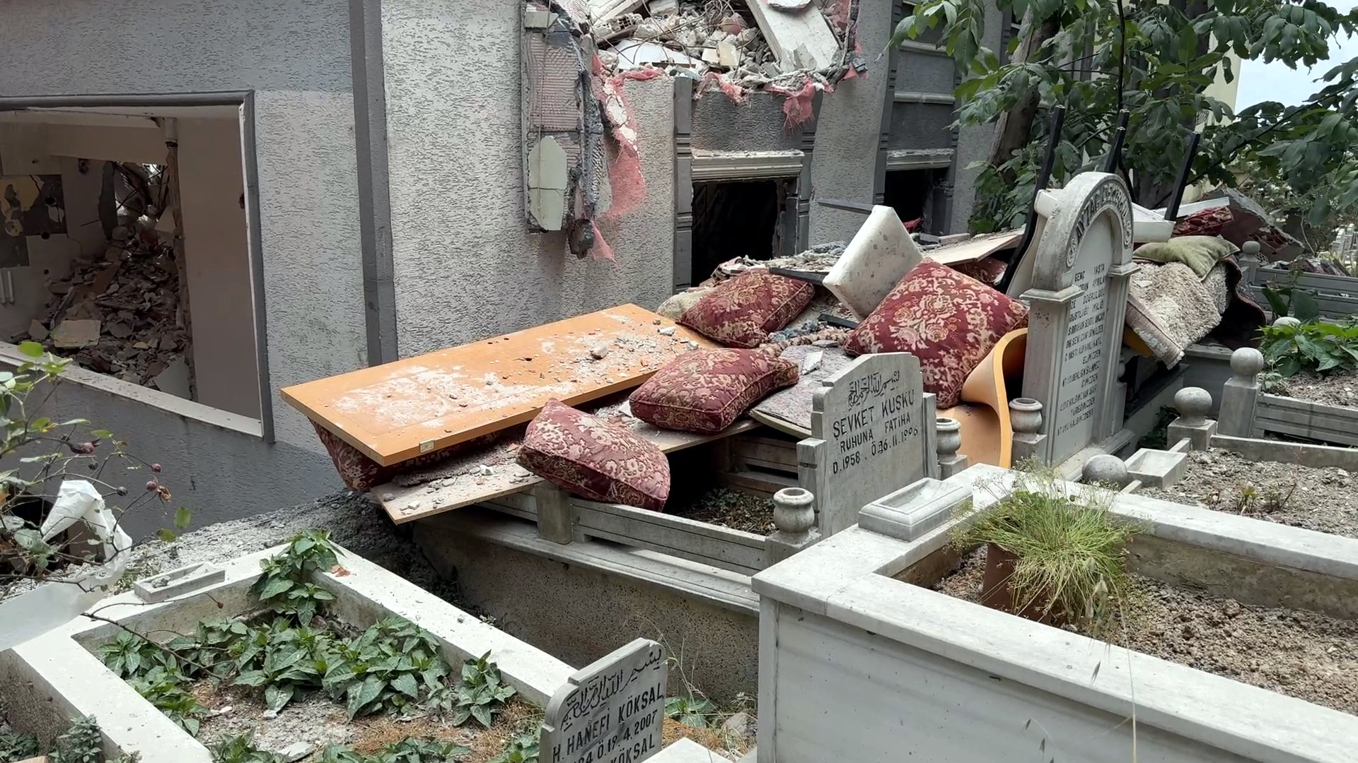 Yıkım sırasında mezarları sünger ve kapılarla korumaya çalıştılar
