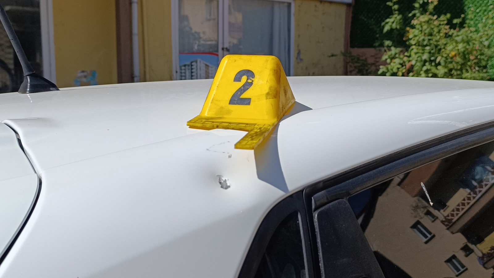 Park halindeki otomobile yorgun mermi isabet etti