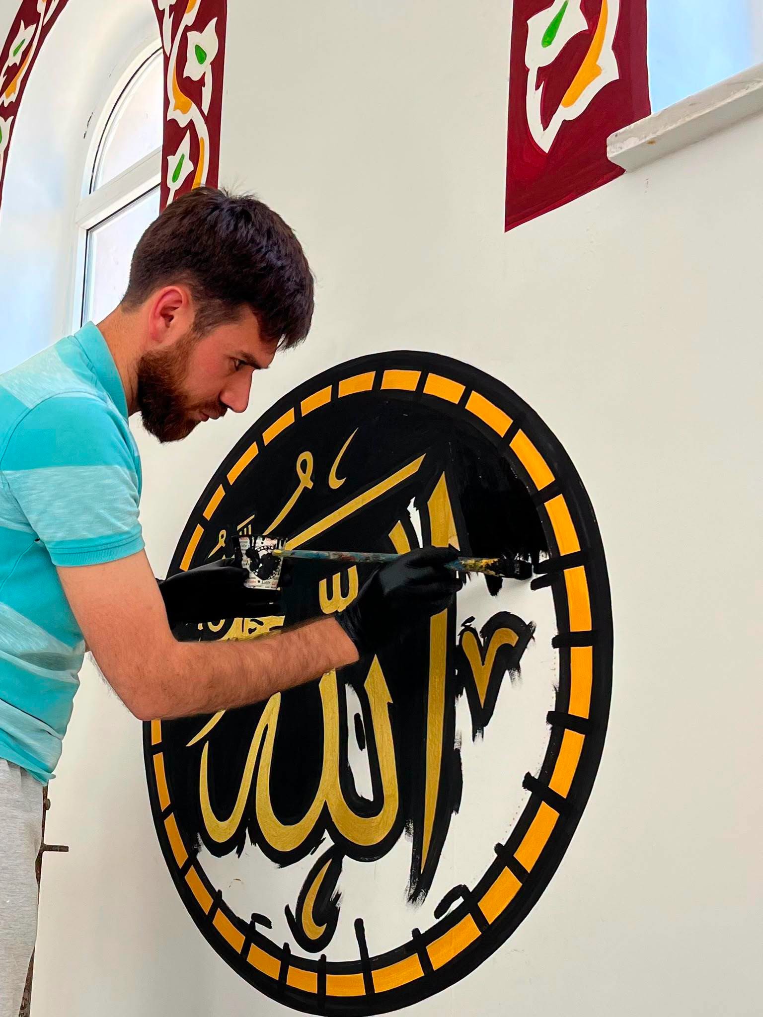 Sivaslı imam görev yaptığı camiyi sanat eserine dönüştürdü!