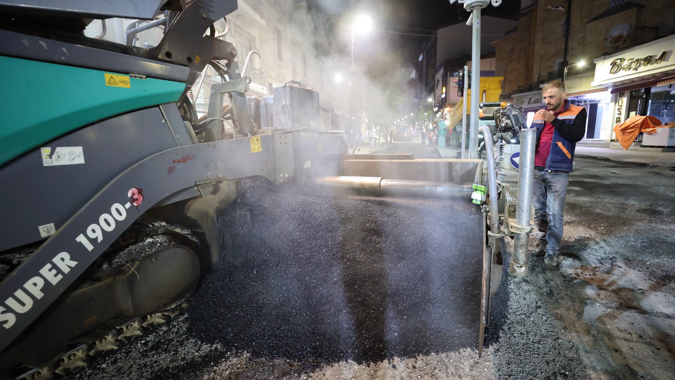 Atatürk Caddesi'nde yenileme çalışmaları tamamlandı