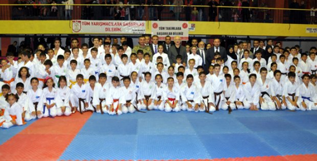 160 Sporcu İle Açılış