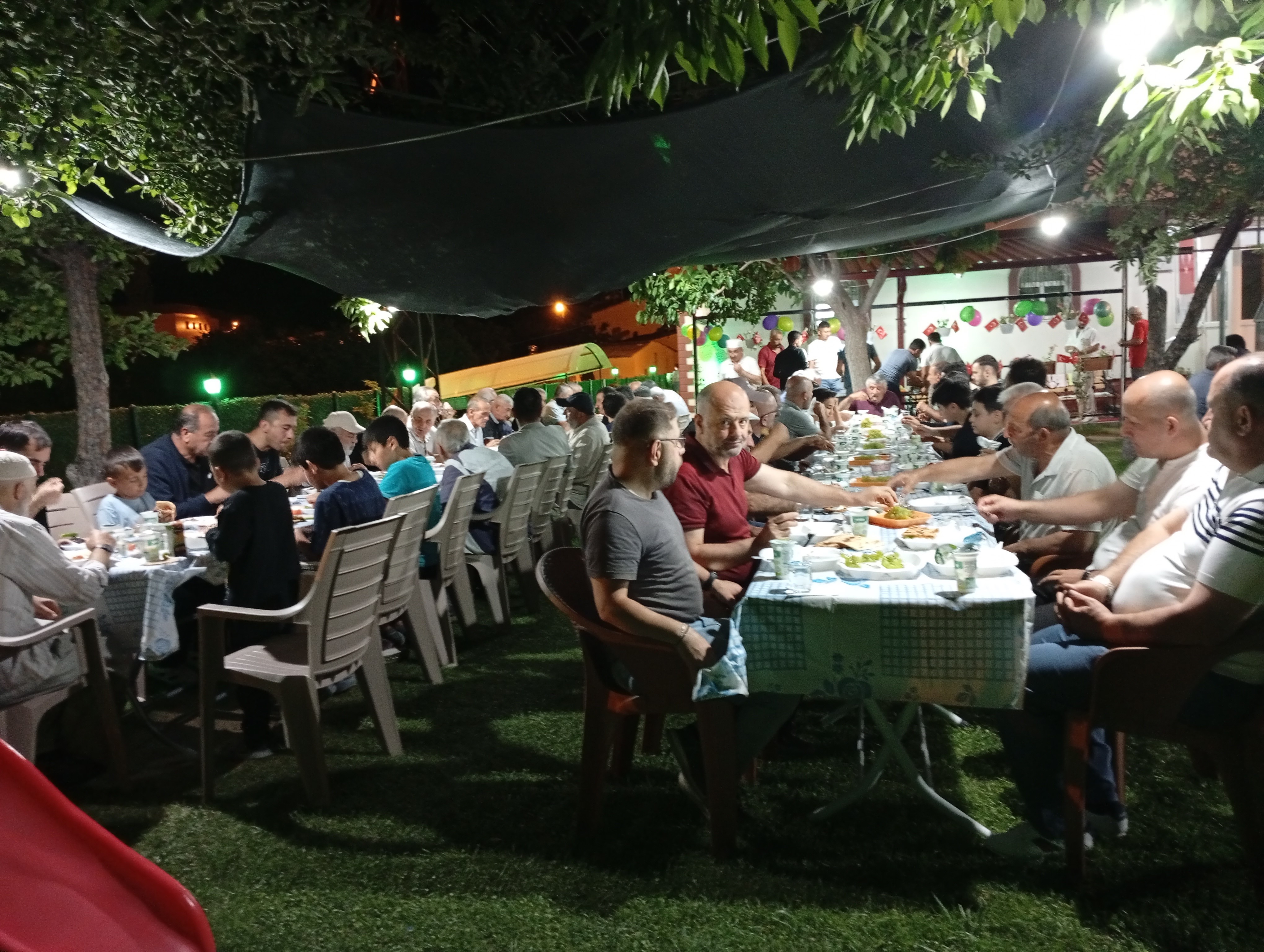 Bu cami yatsı namazlarında dolup taşıyor