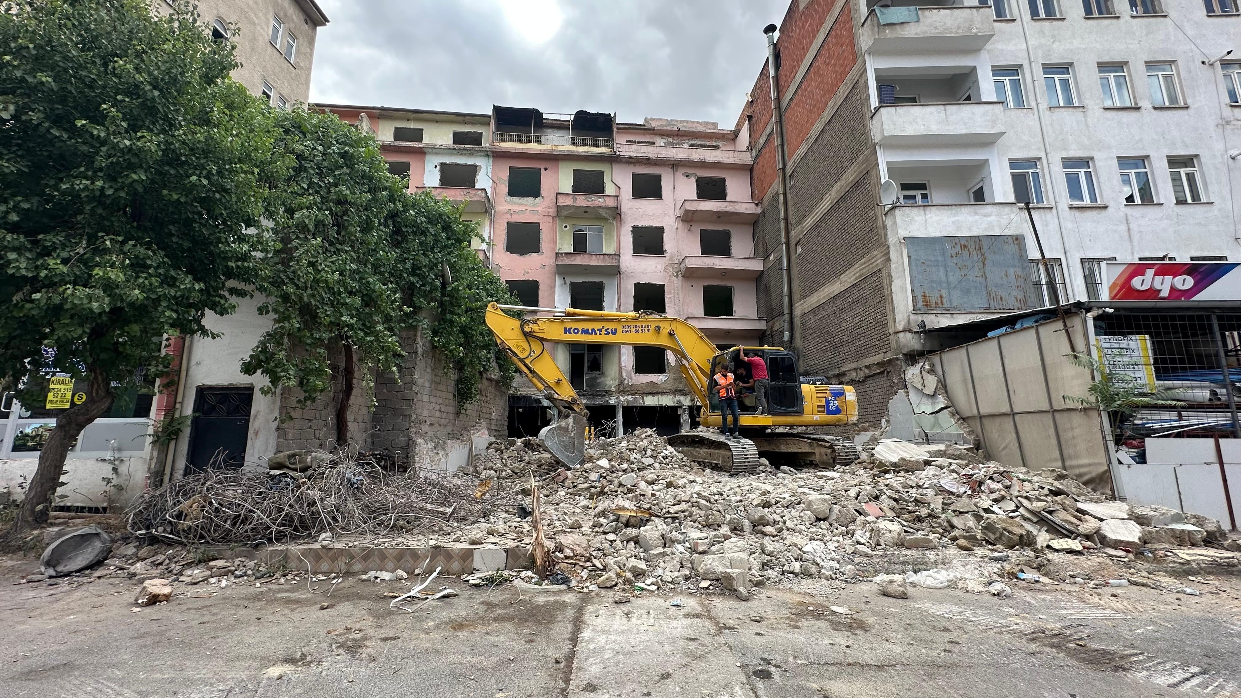 Depremde hasar gören binaların yıkımına başlandı